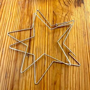 Qx 1/2off3+ Silver toned over sized star earrings nwot